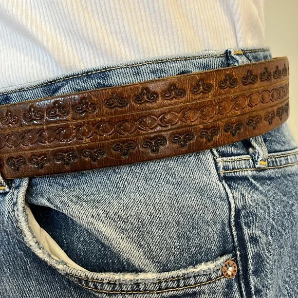 SOLD Vintage brown tooled leather brown belt with brass buckle size 31-36 - Picture 3 of 10